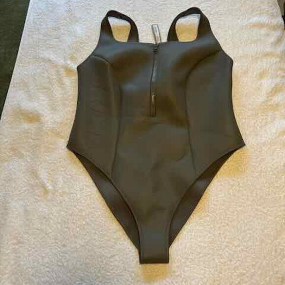 SKIMS NWT RUBBERIZED SCUBA SWIM SCOOP NECK ONE PIECE GRAY CHALK SIZE 2XL - Picture 1 of 12